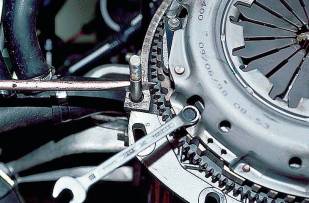 Снятие и установка маховика